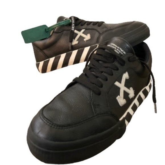 OFF-WHITE Vulcanized Low- Black Top Sneakers